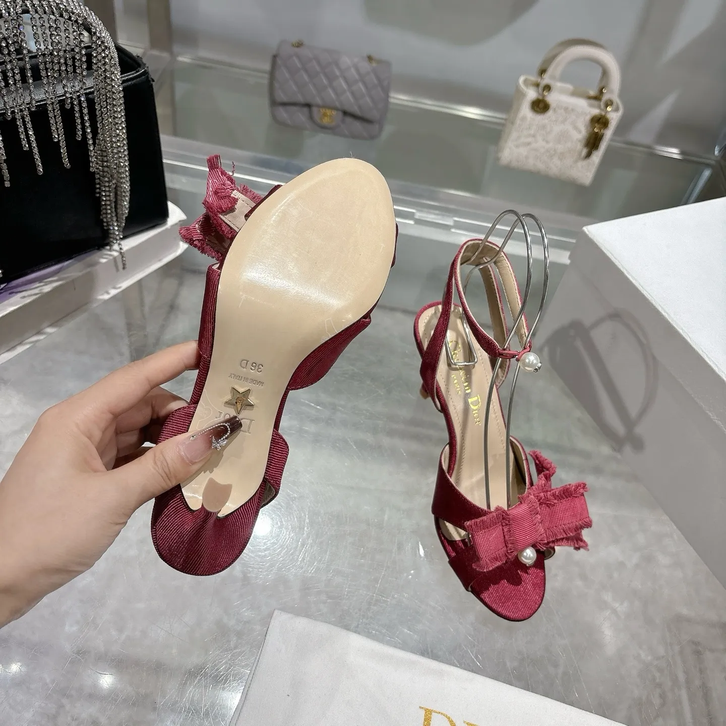 👟👟Ex-factory price 520👟👟 🎆Fringed webbing women's shoes Dior Dior 2024 spring and summer catwalk new Adiorble women's shoes CD star's same fashion tassel bow square head pearl letter logo hardware buckle high-heeled hollow sandals The top high-end version on the market Upper: original customized tassel grosgrain Lining: sheepskin lining foot pad Outsole: Italian leather outsole Heel height: 8.5cm Size: 34-41 (34.40.41. Customization is non-refundable)
